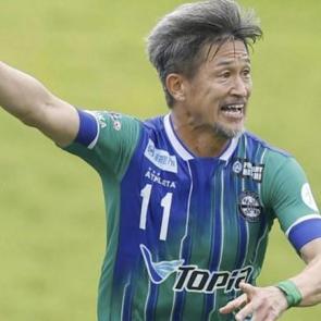 1982'den beri futbol oynuyor! 58 yaşındaki forvet yeni takımına imza attı