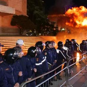 Başbakanlık ofisine molotoflu saldırı! Arnavutluk'ta protestolar b&uuml;y&uuml;yor