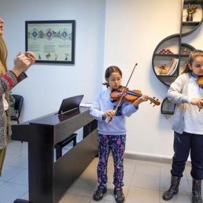 &Uuml;mraniye&rsquo;de m&uuml;zik hi&ccedil; susmuyor: Akademide 784 &ouml;ğrenci eğitim alıyor