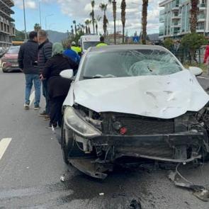 Ak&uuml;l&uuml; motosiklete otomobil &ccedil;arptı: 1 &ouml;l&uuml;!