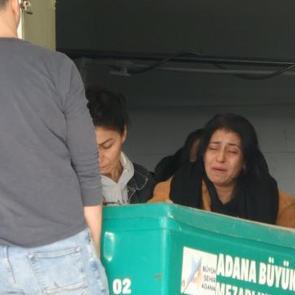 Babaları 2 kardeşi &ouml;ld&uuml;rm&uuml;şt&uuml;! Anneden cenazede y&uuml;rek yakan feryat: Nasıl dayanacağım!