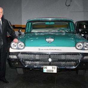 Bah&ccedil;eli'den partisinin MYK &uuml;yesine klasik otomobil hediyesi