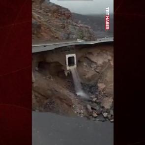 Birleşik Arap Emirlikleri&rsquo;nde şiddetli sağanağın etkisiyle yol &ccedil;&ouml;kt&uuml;!