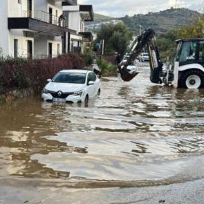 Bodrum'da sağanak caddeyi g&ouml;le &ccedil;evirdi: Bir evin istinat duvarı &ccedil;&ouml;kt&uuml;!