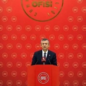 CHP, İmamoğlu&rsquo;nu sildi: Cumhurbaşkanlığı Aday Ofisi&rsquo;nde &Ouml;zel&rsquo;den &lsquo;aday benim&rsquo; pozu