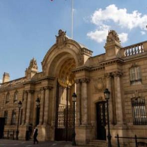 Fransa'da bir soygun daha! Elysee Sarayı&rsquo;ndan binlerce avroluk g&uuml;m&uuml;ş eşya &ccedil;alındı