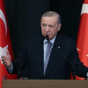 Erdoğan'dan &Ouml;zg&uuml;r &Ouml;zel'in mezarlıktaki rakılı g&ouml;r&uuml;nt&uuml;lerine sert tepki