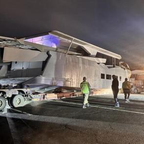 Erzurum-Artvin yolunda dorsesi yola oturan gemi y&uuml;kl&uuml; tır ulaşımı aksattı