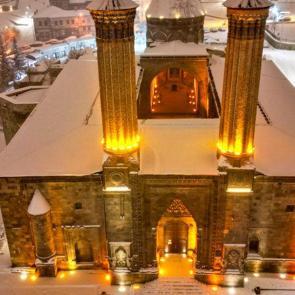 Erzurum&rsquo;daki tarihi yapılar karla kaplandı