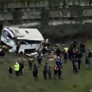 Esenyurt'ta otob&uuml;s şarampole yuvarlandı: &Ouml;l&uuml; ve yaralılar var!