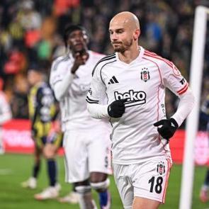 Fenerbah&ccedil;e'ye 90+1 darbesi! Beşiktaş, Kadık&ouml;y'de u&ccedil;uşa ge&ccedil;ti