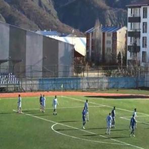 Futbolda g&uuml;ld&uuml;ren anlar! Sahaya giren k&ouml;pek kalenin &ouml;n&uuml;nde uyudu! 