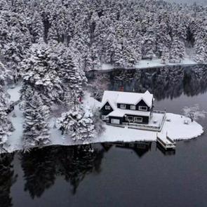 G&ouml;lc&uuml;k Tabiat Parkı&rsquo;nda kış g&uuml;zelliği: G&ouml;l &ccedil;evresine yansıdı