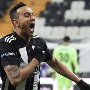 Hem Fenerbah&ccedil;e hem Beşiktaş'ta oynamıştı! Derbide tarafını se&ccedil;ti