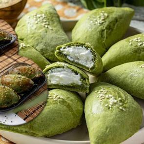 Hem g&ouml;ze hem damağa hitap eden ıspanaklı labneli poğa&ccedil;a tarifi!