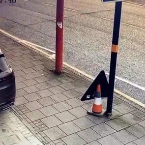  İngiltere'de vicdansızlığın b&ouml;ylesi! Biri g&ouml;rme engelli olan &ccedil;ifti ezdi ka&ccedil;tı