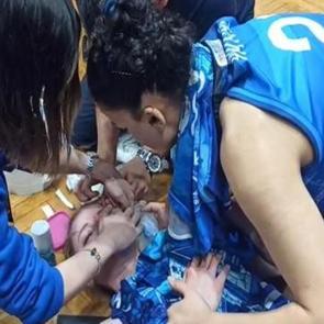 Kadın basketbol ma&ccedil;ında yumruklu kavga! Hastaneye kaldırıldı