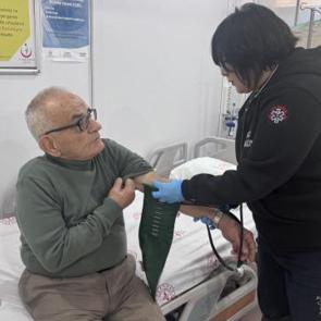 Kalbi 4 dakika duran 85 yaşındaki hasta doktorların m&uuml;dahalesiyle hayata tutundu