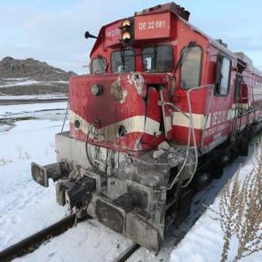 Kars'ta korkun&ccedil; tren kazası: Kamyon s&uuml;r&uuml;c&uuml;s&uuml; &ouml;ld&uuml;!