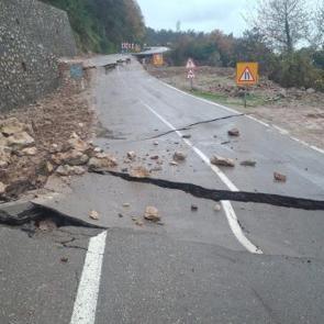 Kastamonu'da heyelan: &Ccedil;&ouml;ken yol ulaşıma kapatıldı 