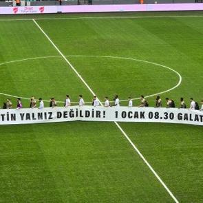 Kocaeli - Erzurum ma&ccedil;ında takımlar 'Filistin' pankartıyla sahaya &ccedil;ıktı