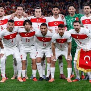 Milli yıldız, Beşiktaş i&ccedil;in g&ouml;z&uuml;n&uuml; kararttı! Dev kul&uuml;pten bedavaya gelecek