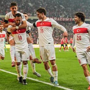 Milli yıldızlara b&uuml;y&uuml;k onur! 2 isim yılın en iyi gen&ccedil;leri arasında