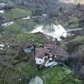 Navigasyonla yola giren s&uuml;r&uuml;c&uuml; faciaya ramak kala durdu