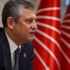 Mezar başında rakı i&ccedil;en &Ouml;zg&uuml;r &Ouml;zel fetva vermeye kalktı: Yılbaşı bileti kumar sayılmaz