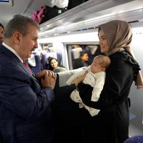 Regaip Kandili&rsquo;nde Destici&rsquo;den YHT&rsquo;de anlamlı jest