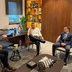 Sadettin Saran kul&uuml;p binasına geldi! İşte İlk fotoğrafı