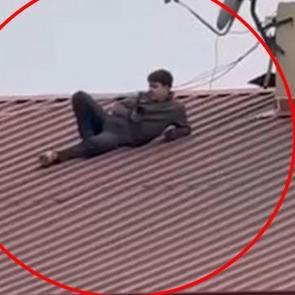 Siirt&rsquo;te bir vatandaş &ccedil;atıda yatarak amat&ouml;r ma&ccedil;ı seyretti