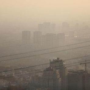 İran'da hava kirliliğinden g&ouml;z g&ouml;z&uuml; g&ouml;rm&uuml;yor: Ma&ccedil;lar ertelendi