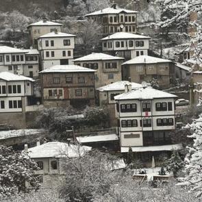 Tarihi konaklar beyaza b&uuml;r&uuml;nd&uuml;! Osmanlı kentinden manzaralar