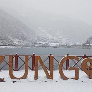 Trabzon&rsquo;un turizm merkezi kışın da g&ouml;zde: Uzung&ouml;l beyaz gelinliğini giydi