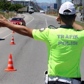 Trafikte 2 hareketi yapan yandı! Hapis cezası alabilirsiniz