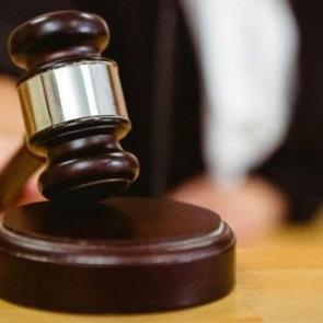 Yenidoğan bebeği bı&ccedil;aklayıp yakan katil hakim karşısında 