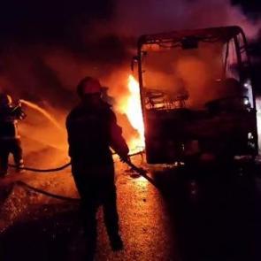 Adana'da seyir halindeki yolcu otob&uuml;s&uuml; alev alev yandı