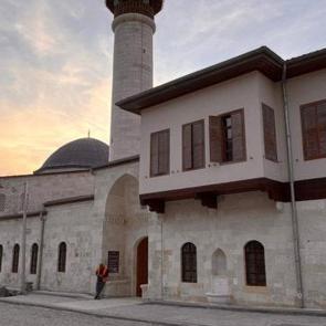 Anadolu'nun ilk camisi Habib-i Neccar k&uuml;llerinden doğdu ve ilk cuma namazına hazırlanıyor