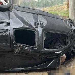 Feci kaza: Ara&ccedil; otoyol k&ouml;pr&uuml;s&uuml;nden d&uuml;şt&uuml;: 2 &ouml;l&uuml;, 3 yaralı