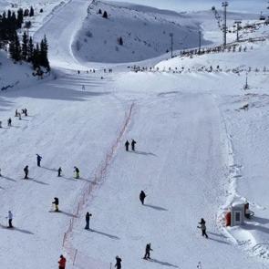 &Ccedil;ambaşı Kayak Merkezi&rsquo;nde hafta sonu yoğunluğu: Pistler kayak tutkunlarıyla doldu