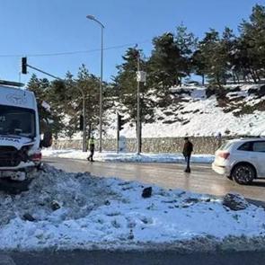 Ciple &ccedil;arpışan ambulanstaki 2 sağlık &ccedil;alışanı yaralandı