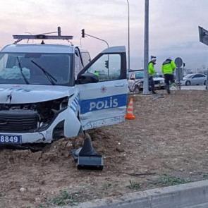 Denetleme noktasından ka&ccedil;an otomobille polis aracı &ccedil;arpıştı: 3 polis yaralı