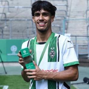 Fenerbah&ccedil;e ve Galatasaray'ın istediği 17 yaşındaki yıldız kararını verdi