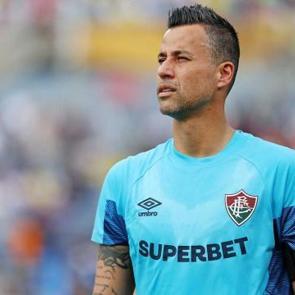 Futbol tarihinin en &ccedil;ok ma&ccedil;a &ccedil;ıkan ismi Fabio'dan 45 yaşında yeni s&ouml;zleşme