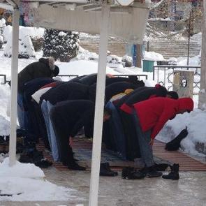 &ldquo;Hava isterse -30 derece olsun&rdquo; dediler cuma namazını dışarıda kıldılar