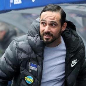 K&ouml;kl&uuml; takımları &ccedil;alıştırmıştı! &Uuml;nl&uuml; hoca fast food zincirinde işe başladı