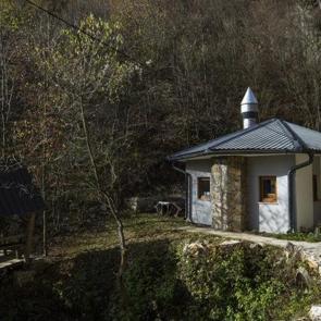 Bosna Hersek'te 16 metrekarelik cami ziyaret&ccedil;ilerin ilgi odağı oldu