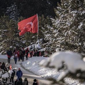 Sarıkamış Şehitleri, vefatlarının 111. yılında anılıyor: Binlerce kişi y&uuml;r&uuml;y&uuml;şe katıldı