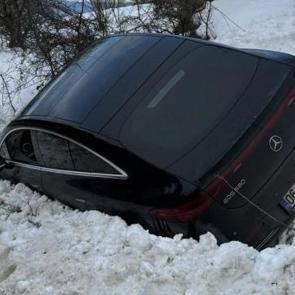 Yoldan &ccedil;ıkan l&uuml;ks ara&ccedil; kara saplandı
